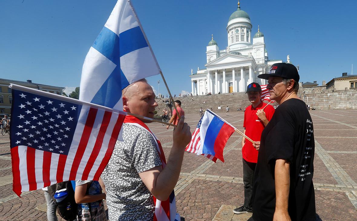 Люди на Сенатской площади в Хельсинки во время переговоров Дональда Трампа и Владимира Путина