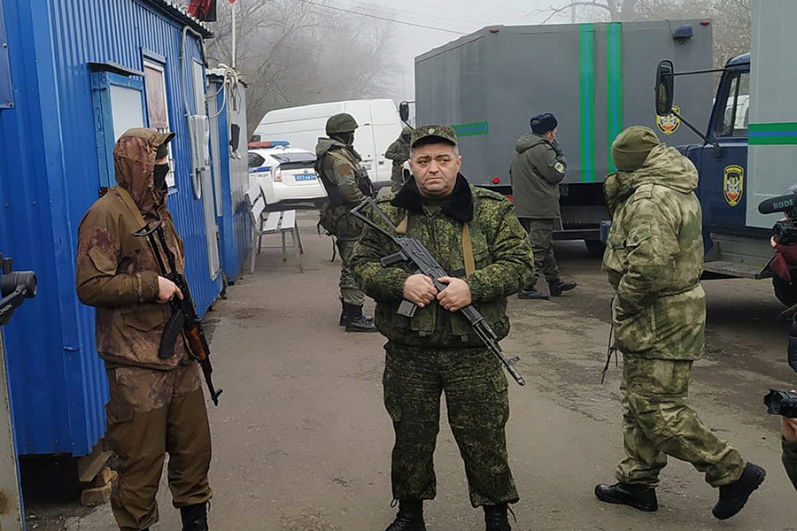 Военные самопровозглашенных республик охраняют транспорт с украинскими пленными рядом с Горловкой​
