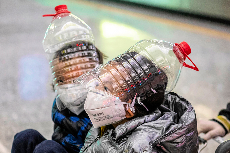 Дети в масках, сделанных из бутылок. Гуанчжоу.

По данным ВОЗ на 10 февраля, в Гуанчжоу зарегистрирован​ 1151 случай заболевания коронавирусом
