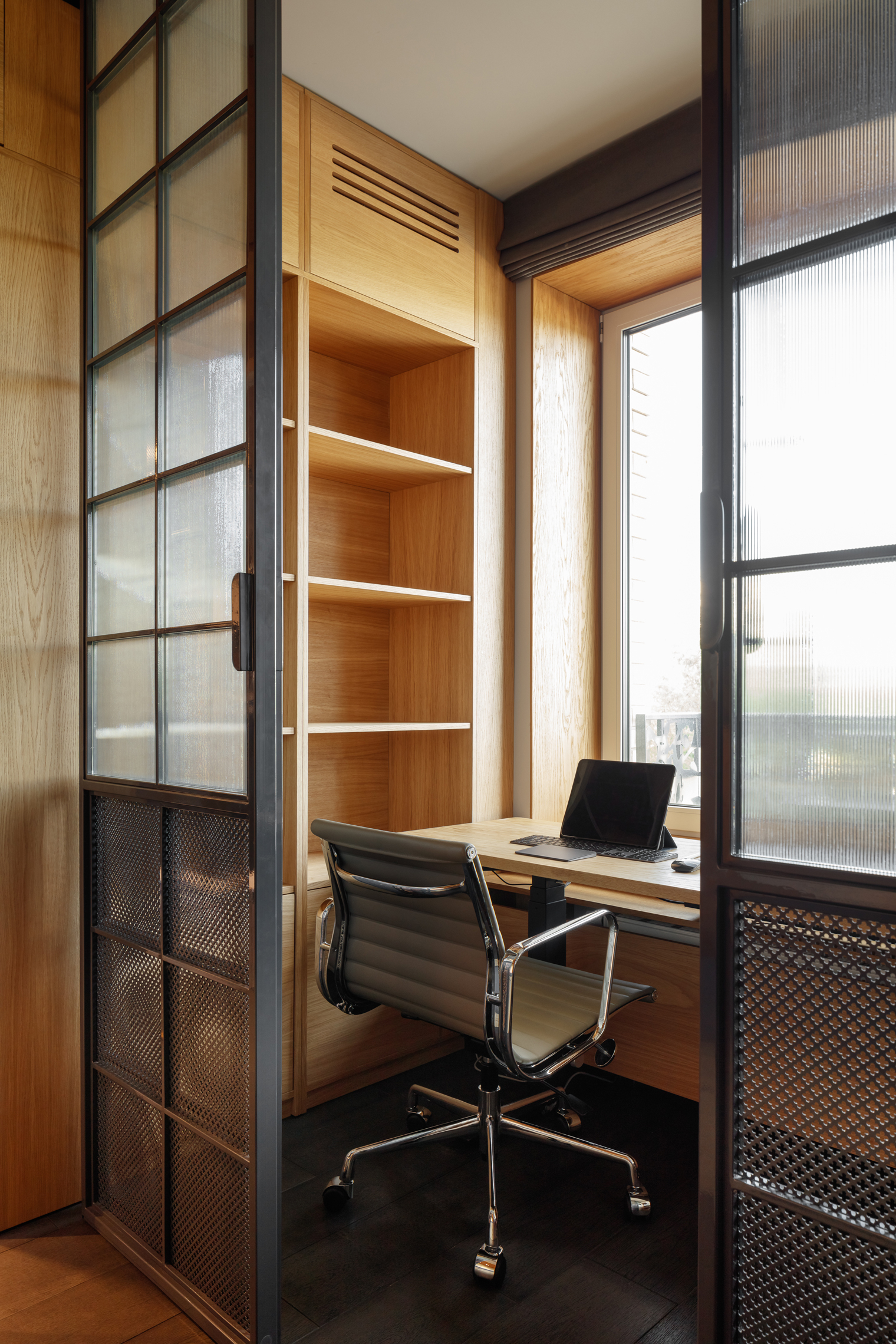 Абсолютно вся мебель, кроме офисного кресла, была изготовлена для этого кабинета на заказ по эскизам архитекторов