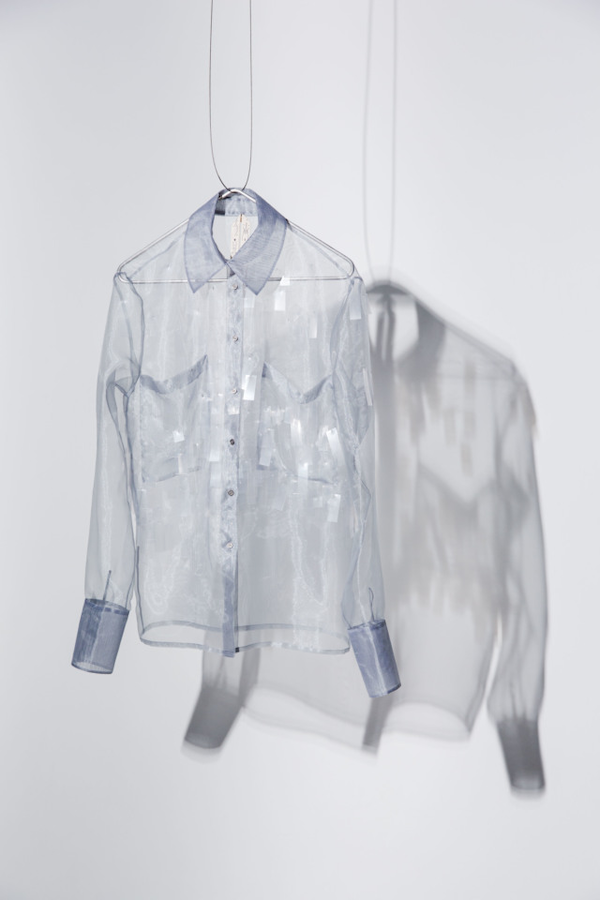 Прозрачная рубашка из переработанного пластика