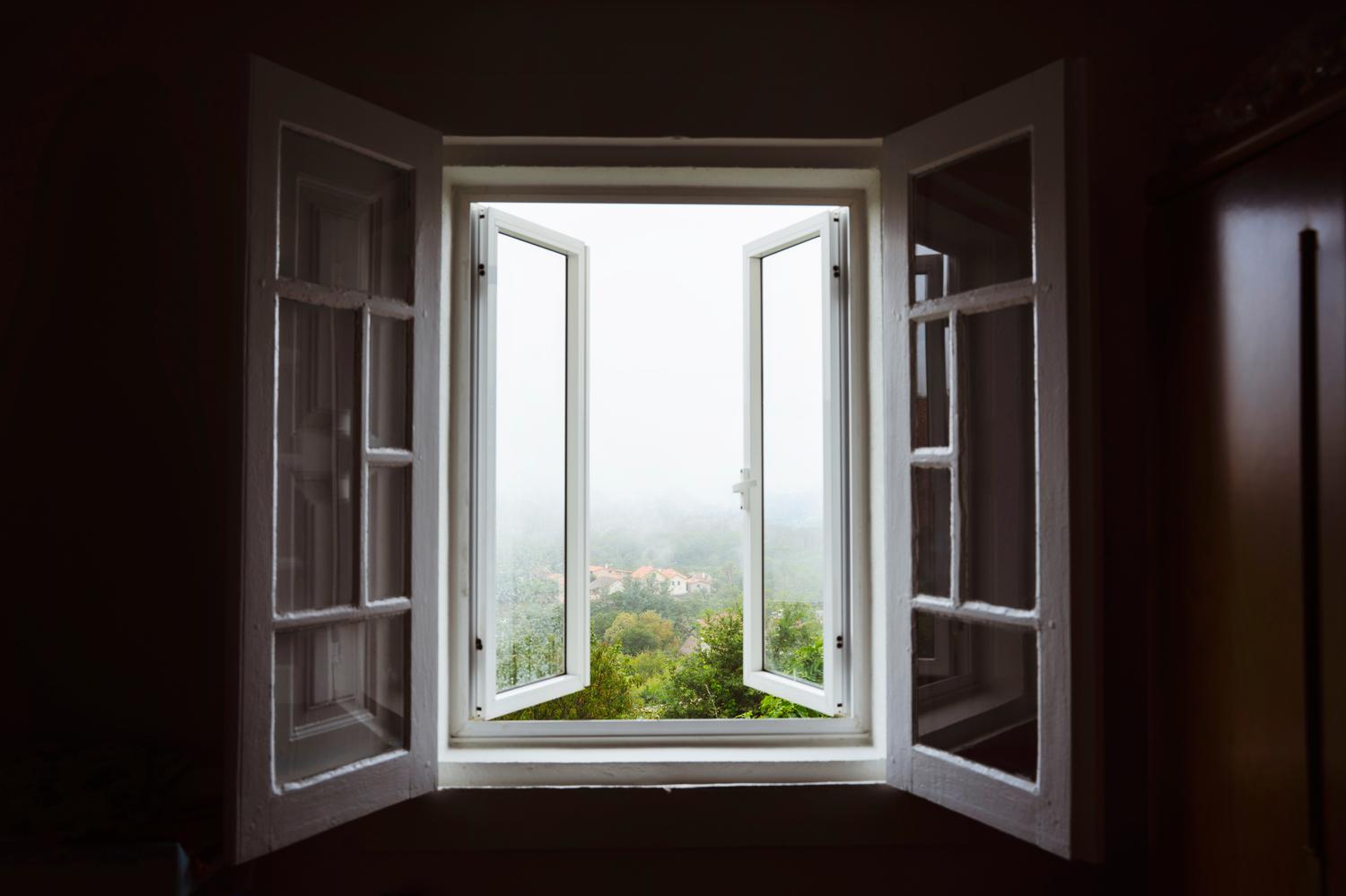 Естественной вентиляцией можно назвать&nbsp;отсутствие специального оборудования в доме, когда проветривание помещений осуществляется с помощью открытых окон и дверей