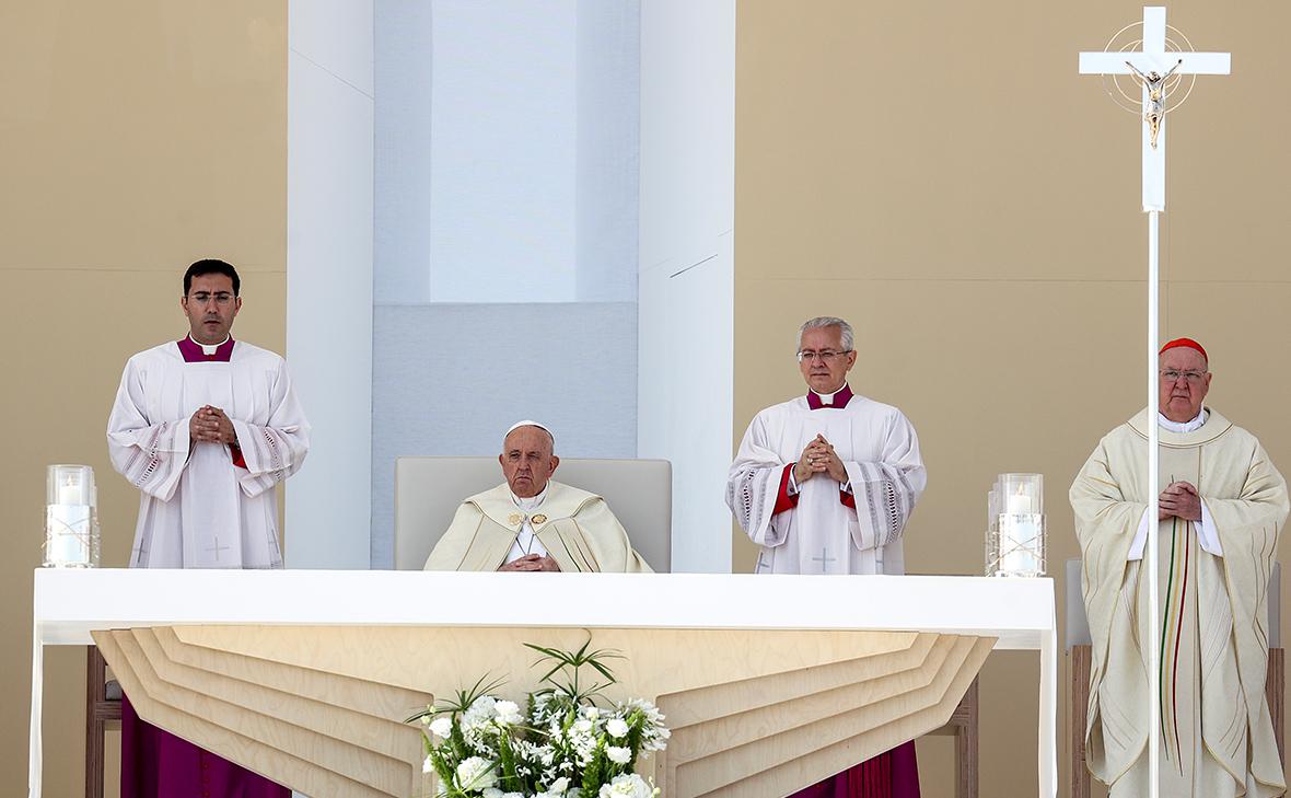 Папа римский Франциск (второй слева)