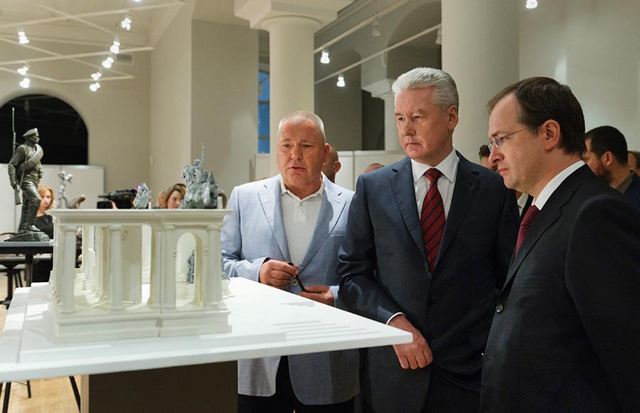Временно исполняющий обязанности мэра Москвы Сергей Собянин и министр культуры России Владимир Мединский осматривают макеты вариантов памятника российским героям, погибшим в годы Первой мировой войны, в выставочном комплексе Государственного исторического музея, Москва, 23 июля 2013 года