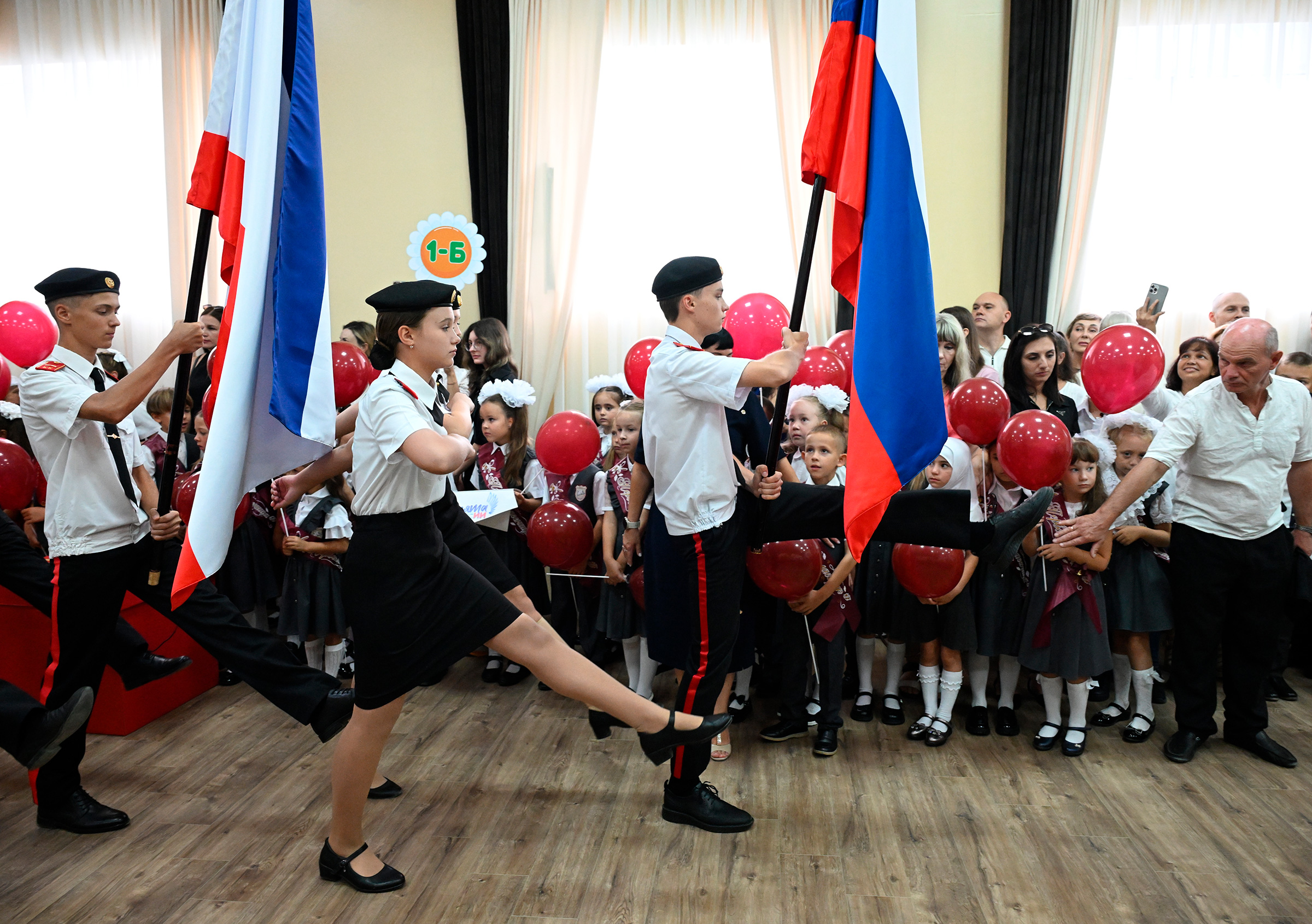 Симферополь.

С 2022 года праздничная линейка во всех городах России начинается с поднятия государственного флага и исполнения гимна.