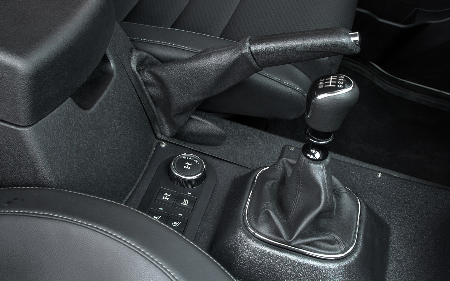 Тоннель прежний, а рычаг новый. Поэтому блок с шайбой и кнопками у опытного образца пристроили поперек &mdash; на испытания не влияет