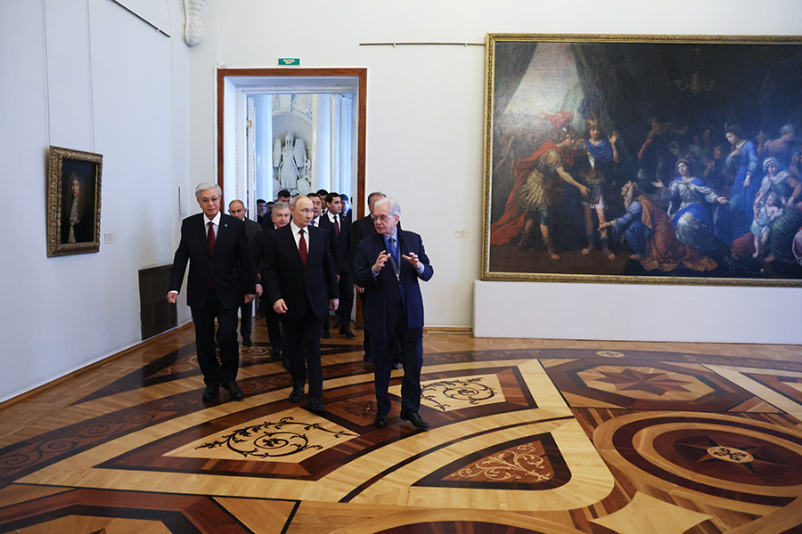 В составе экскурсантов были президент Белоруссии Александр Лукашенко, премьер-министр Армении Никол Пашинян, лидер Киргизии Садыр Жапаров, президент Туркменистана Сердар Бердымухамедов, президент Узбекистана Шавкат Мирзиёев.