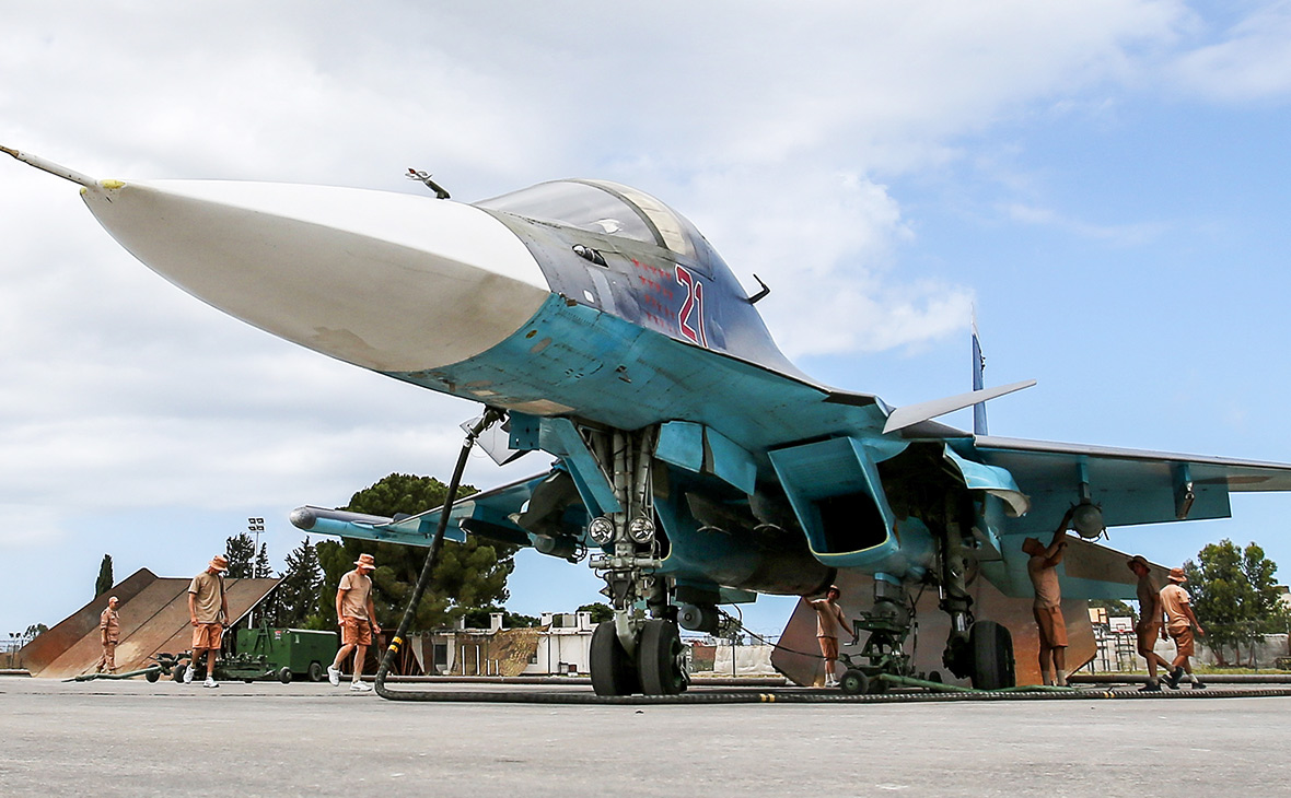 Истребитель-бомбардировщик Су-34&nbsp;на авиабазе в Сирии


