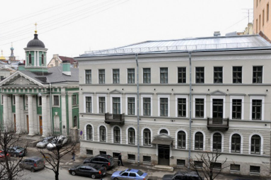 Здание Института Финляндии (справа)


