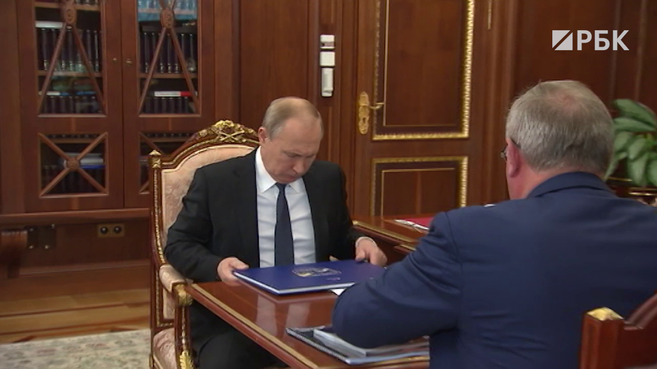 Рогозин показал Путину отправляющегося на МКС робота Федора
