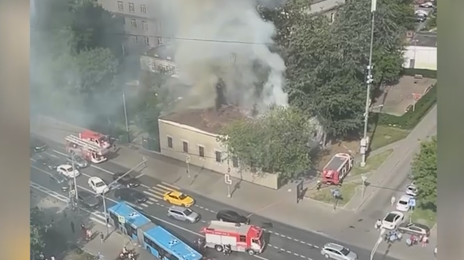 В центре Москвы загорелось здание. Видео