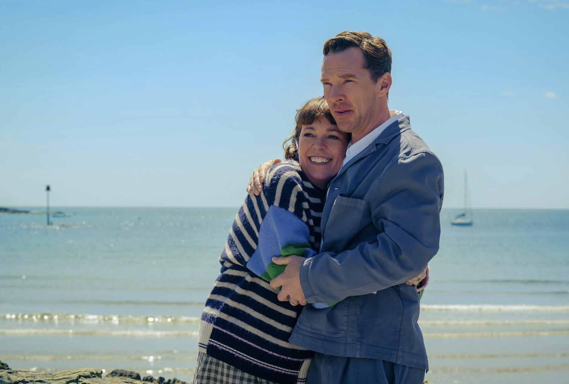 «Супруги Роуз».Союз Айви и Тео (Оливия Колман и Бенедикт Камбербэтч) со стороны кажется идеальным: успешная карьера, замечательные дети, дом и прочие слагаемые на месте. Но за фасадом назревает буря: карьера Тео рушится, амбиции Айви стремительно растут, возникает конкуренция, которую брак может не выдержать. Хотя фильм, снятый завзятым экспертом в брачных неурядицах Джеем Роучем («Знакомство с родителями») и мастером сатиры Тони Макнамарой («Великая», «Фаворитка»), отчасти фокусируется на проблеме гендерных войн, главная мысль в нем — об амбициях, которые только мешают строительству надежного фундамента для крепкой семьи