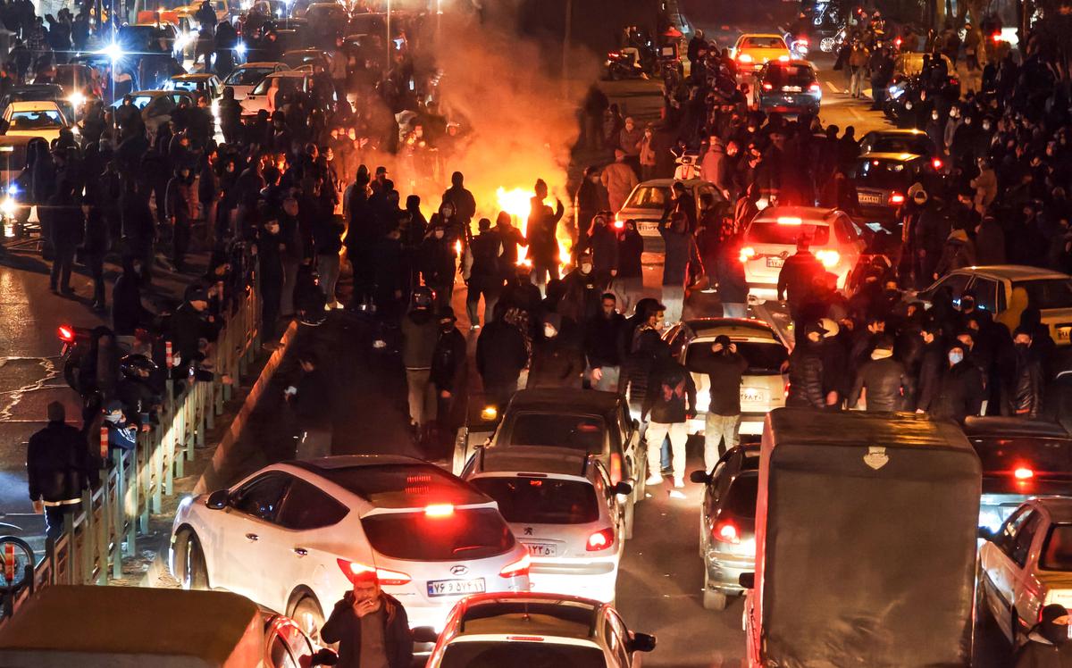 WP узнала о десятках убитых протестующих в Иране, бежавших из пожара