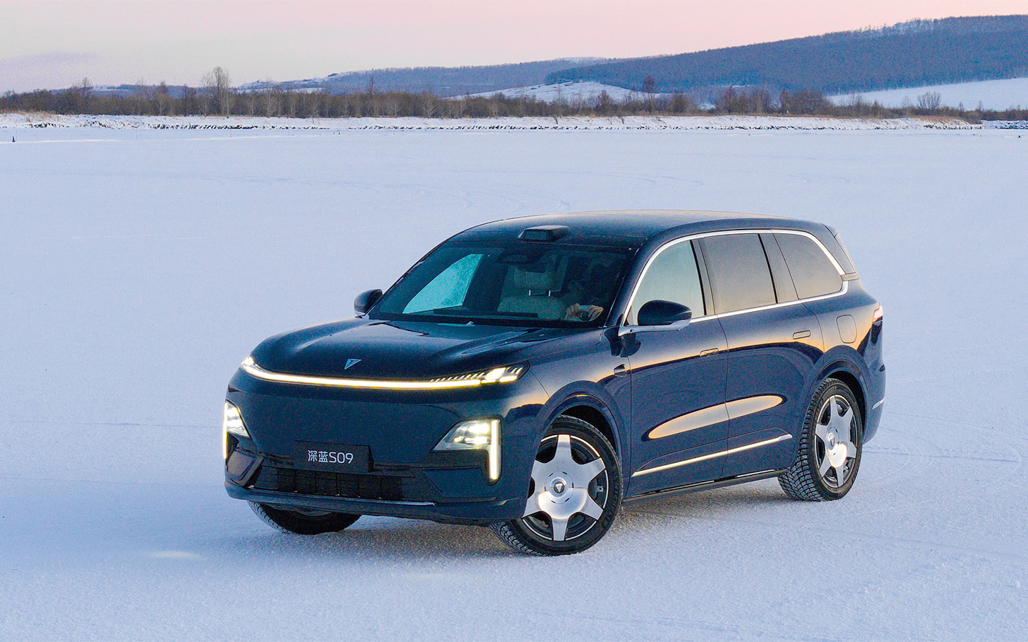 Deepal S09. Длина&nbsp;&mdash; 5205&nbsp;мм, ширина&nbsp;&mdash; 1996&nbsp;мм, высота&nbsp;&mdash; 1800&nbsp;мм. О парковке не волнуемся, поможет продвинутый ассистент