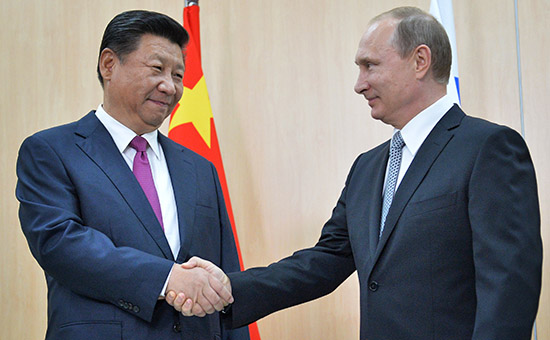 Председатель КНР Си Цзиньпин и президент России Владимир Путин (слева направо) во время встречи на саммите БРИКС