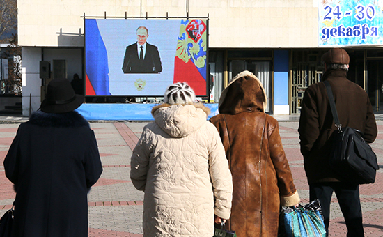 Жители Крыма смотрят телевизионную трансляцию послания президента РФ Владимира Путина Федеральному собранию