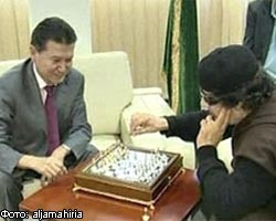 М.Каддафи сыграл в шахматы с К.Илюмжиновым. ВИДЕО