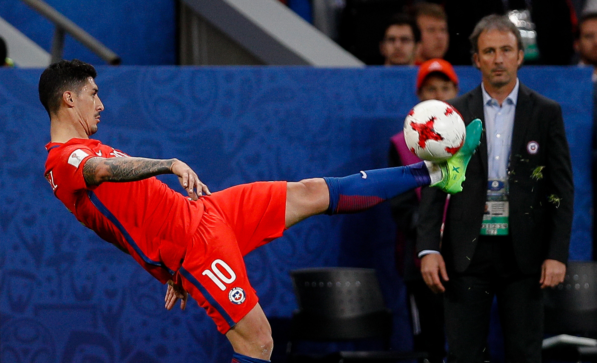 Полузащитник сборной Чили Пабло Эрнандес обрабатывает мяч
