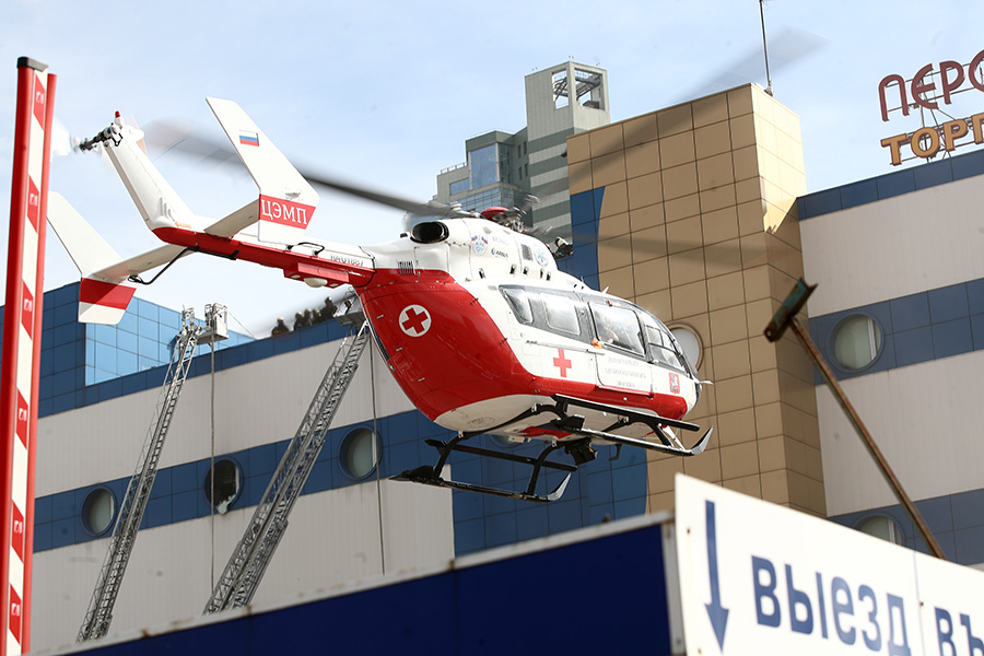 Для эвакуации пострадавших при пожаре был использован медицинский вертолет. Один человек скончался в машине скорой помощи