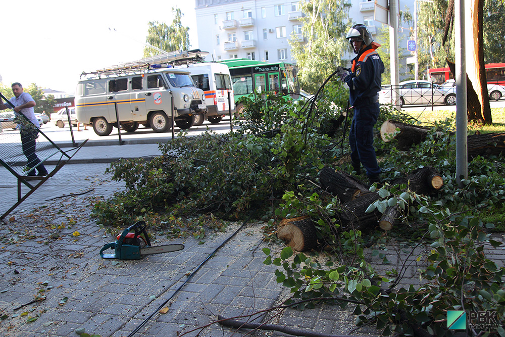 Ураган сорвал крыши в Казани и оставил без света около 3 тыс. человек