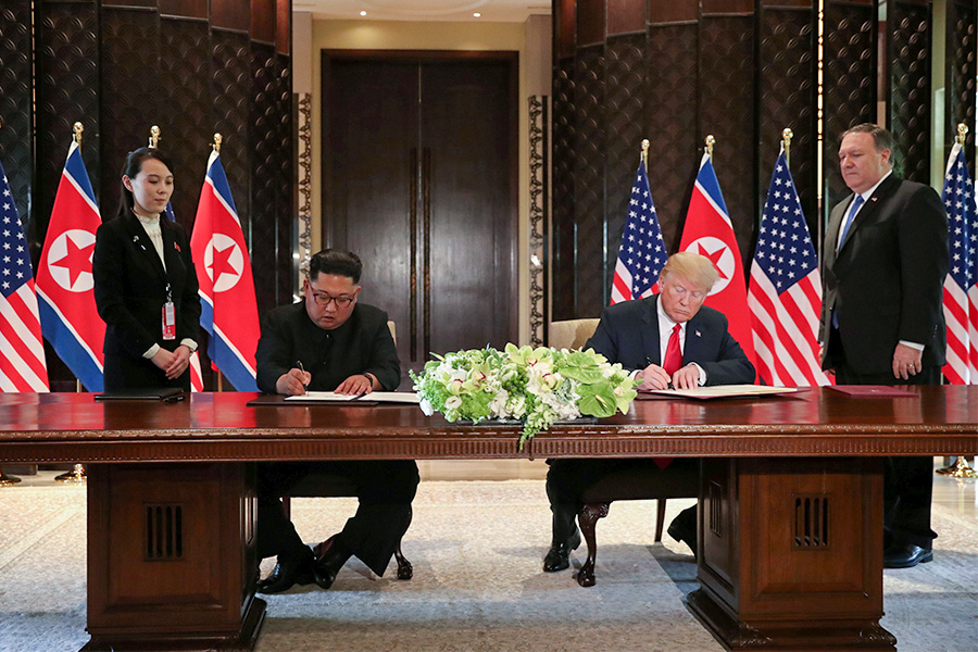 Церемония подписания итоговой декларации первой в истории встречи лидеров США и КНДР
