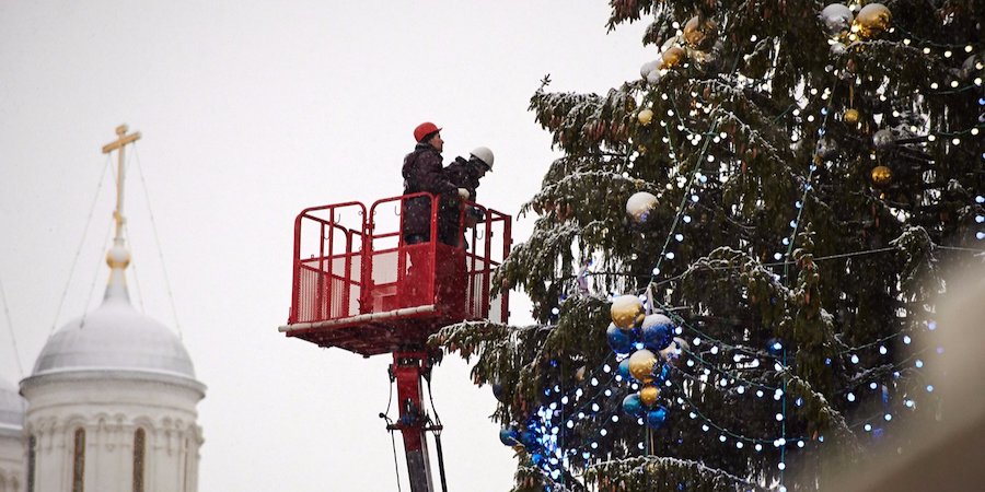 Демонтаж елки в центре Москвы