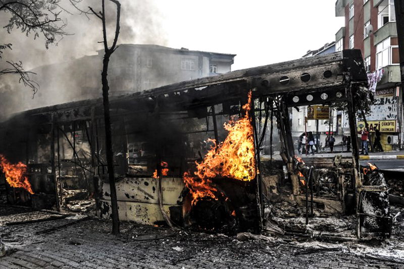 Сожженный в ходе беспорядков в Стамбуле городской автобус.