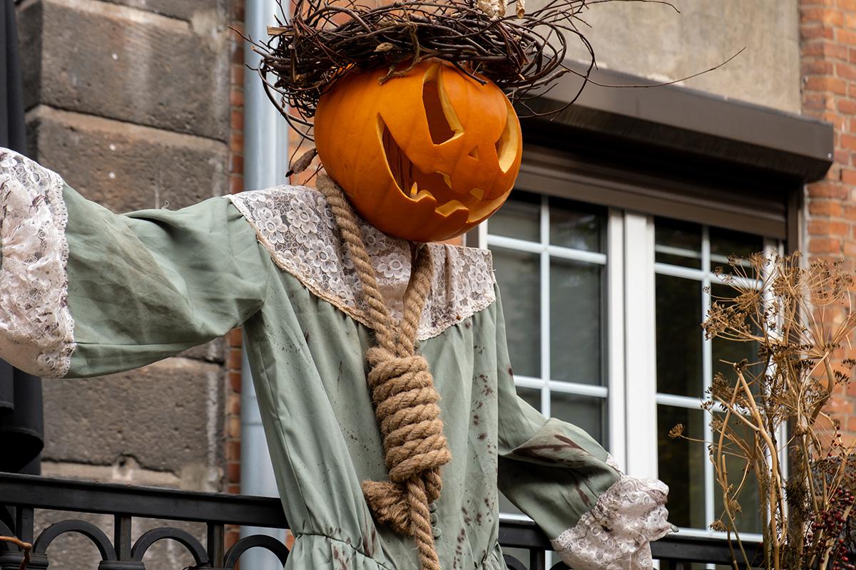 Чучело с головой в виде светильника Джека