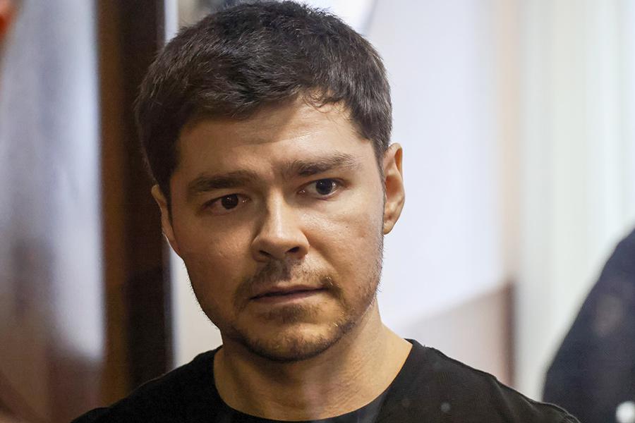 На фото: Аяз Шабутдинов

В 2025 году суды вынесли вердикты по двум резонансным делам российских инстаблогеров. 31 октября основателя бренд-проекта &laquo;Like Центр&raquo; и автора образовательных продуктов и бизнес-тренингов Аяза Шабутдинова приговорили к семи годам лишения свободы и штрафу в размере 5 млн руб. по делу о мошенничестве (ч. 4 ст. 159 УК). Следователи установили, что блогер вместе с сообщниками продавал обучающие курсы для успешного старта в бизнесе, которые не давали гарантий и результатов. Их стоимость составляла от 60 тыс. до 12 млн руб. Клиентам отказывали в возврате средств, ссылаясь на условия публичной оферты. Обвинение сформулировало 113 эпизодов мошенничества, сумма ущерба превышала 57 млн руб. Суд частично удовлетворил 47 гражданских исков на 82,2 млн руб. Адвокат Шабутдинова утверждал, что тот возместил ущерб 73 потерпевшим. Блогер вину признал, но заявил, что искренне желал помочь людям.

3 марта автора &laquo;Марафона желаний&raquo; Елену Блиновскую приговорили к пяти годам лишения свободы, штрафу в размере 1 млн руб. и четырехлетнему запрету на коммерческую деятельность. 13 октября наказание смягчили до четырех с половиной лет&nbsp;колонии и штрафа 950 тыс. руб. Защита настаивала на отсрочке его исполнения до достижения 14 лет младшей дочери блогера Авроры, которой сейчас пять.
Блиновскую признали виновной в уклонении от уплаты налогов (ч. 2 ст. 198 УК) на сумму 906 млн руб., легализации денежных средств в размере 706 млн руб. (п. &laquo;б&raquo; ч. 4 ст. 174.1 УК) и неправомерном обороте средств платежей (ч. 1 ст. 187 УК). Следствие установило, что блогер при посредничестве мужа Алексея дробила бизнес &mdash; платила налоги по упрощенной схеме как ИП, что предполагает ежегодный доход не более 150 млн руб., а получала гораздо больше. Блиновская была задержана 27 апреля 2023 года при попытке пересечь границу с Белоруссией, в ходе судебных заседаний она признала вину. Уголовное дело в отношении ее супруга выделили в отдельное производство и, по словам его адвоката, приостановили. В 2024 году Блиновский подписал контракт с Минобороны&nbsp;и отправился на военную операцию на Украине.