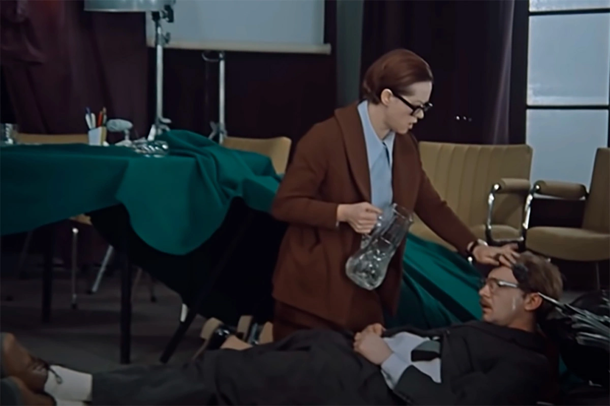 С галстуком что-то не так. В «Служебном романе» нашли странный киноляп