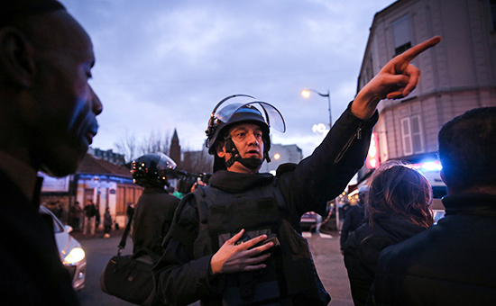 Сотрудник полиции во время захвата заложников в кошерном супермаркете в Париже