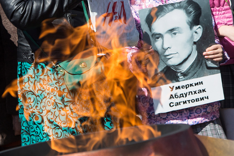 Участники акции памяти &laquo;Бессмертный полк&raquo; с фотопортретами фронтовиков в Казани.