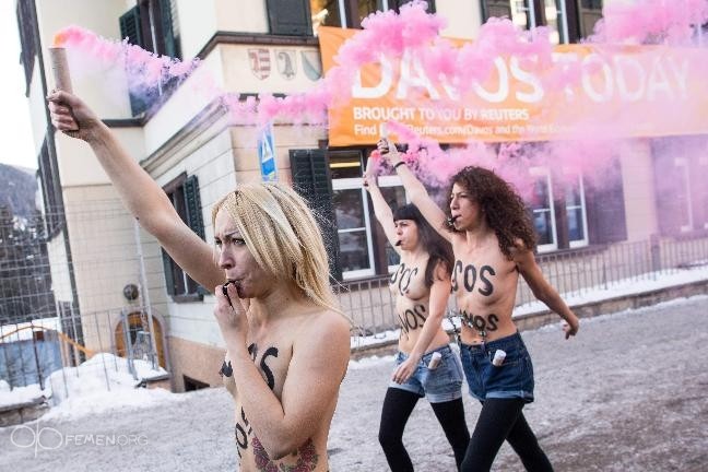 Активистки FEMEN подали обнаженный сигнал SOS в Давосе