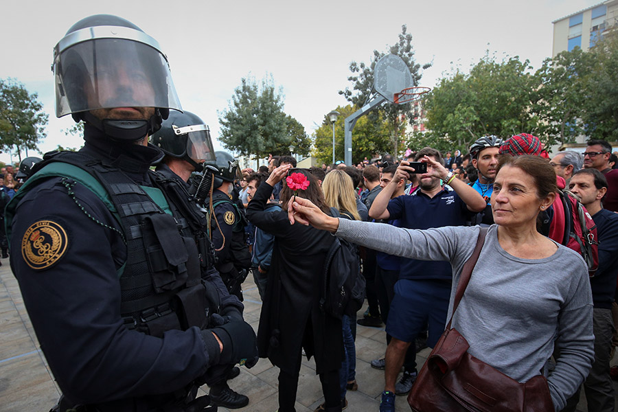 Власти Каталонии призывали сограждан демонстрировать мирный настрой и избегать столкновений с полицией
