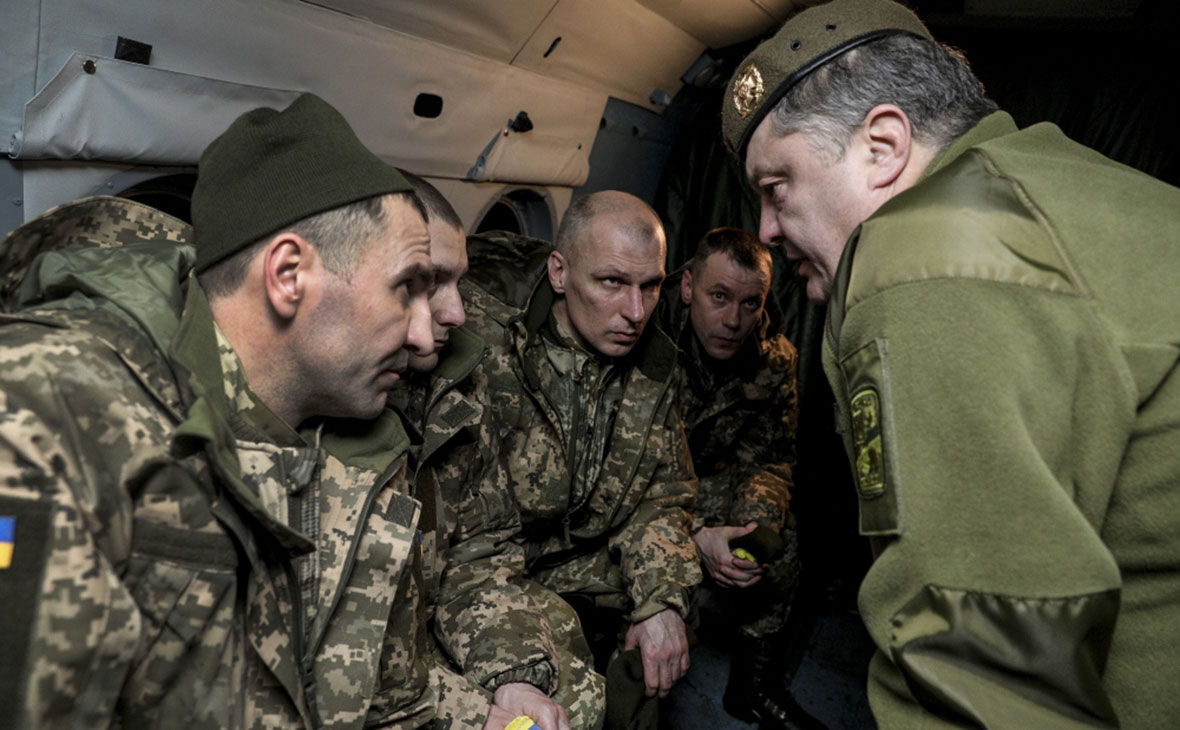 Петр Порошенко (справа) с&nbsp;освобожденными из плена украинцами