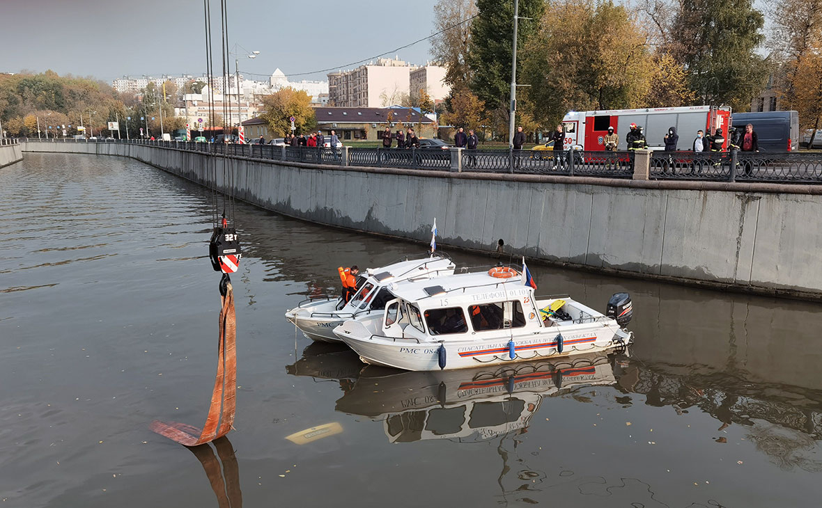 Работа оперативных служб на месте падения машины такси в реку Яузу на Костомаровской набережной