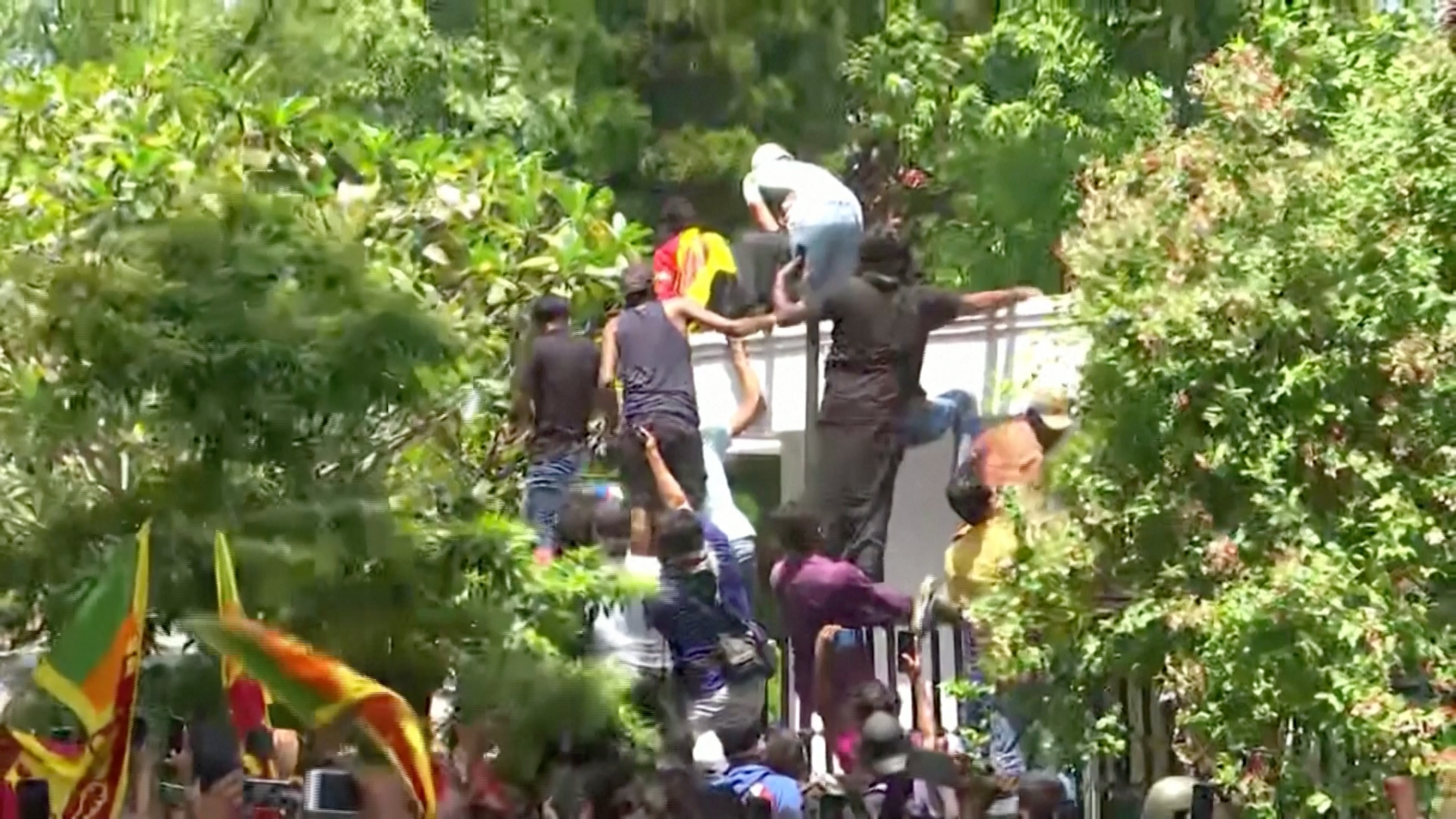 Как протестующие на Шри-Ланке захватили дом премьер-министра. Видео