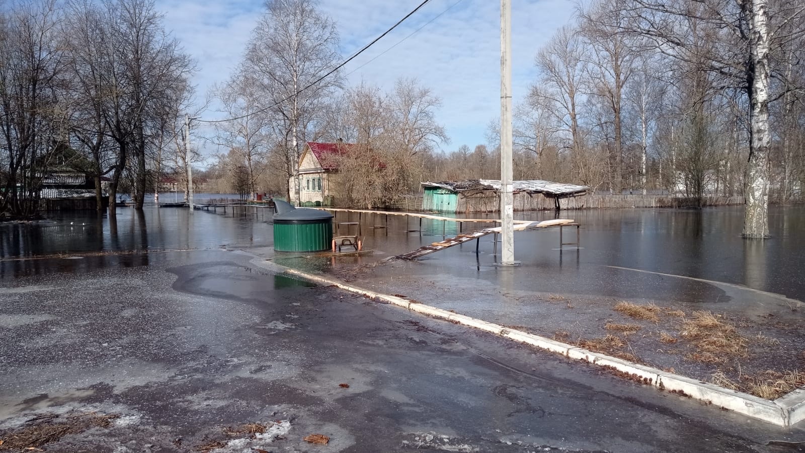 В Ленобласти из-за паводка спасатели работают круглосуточно. Фото — РБК