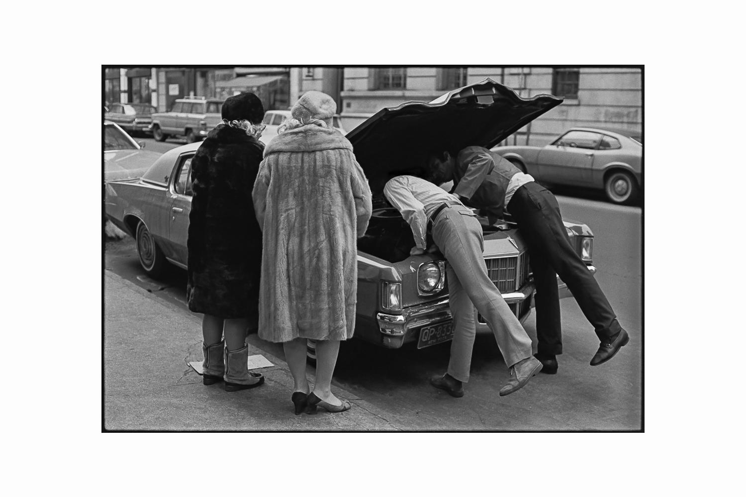 &laquo;Мужчины и женщины на улице с машиной&raquo;, март 1972