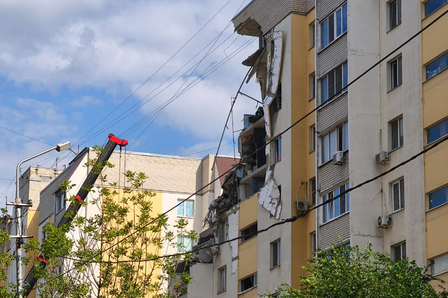 Угловой подъезд дома обрушился с 7-го по 10-й этаж. Часть дома повреждена вплоть до первого этажа.