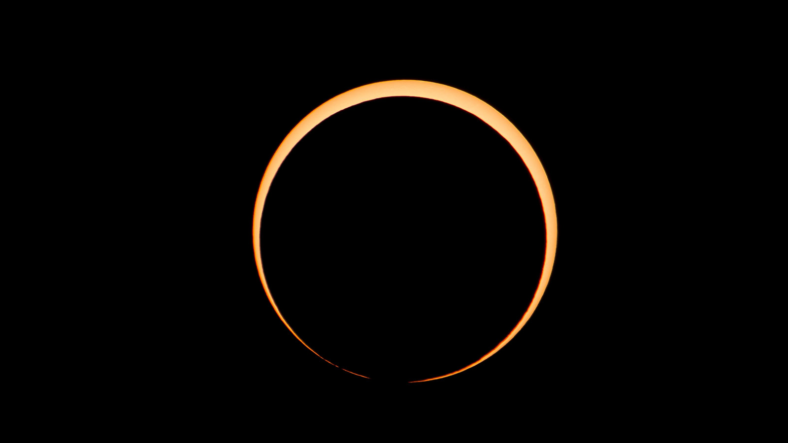 Cолнечное затмение, известное как «огненное кольцо»