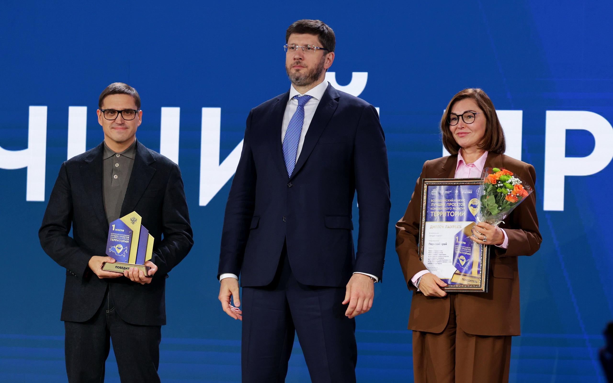Слева&nbsp;&mdash; направо: генеральный директор ГК &laquo;КОРТРОС&raquo; Станислав Киселев, заместитель министра строительства и ЖКХ РФ Александр Ломакин, заместитель председателя правительства Пермского края&nbsp;&mdash; министр по управлению имуществом и градостроительной деятельности Лариса Ведерникова&nbsp;