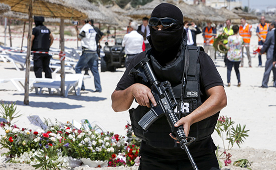 Тунисская&nbsp;полиция на пляже в городе Сус