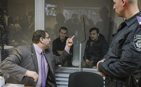 Адвокат одного из &laquo;бойцов ГРУ&raquo;&nbsp;​Юрий Грабовский (на переднем плане слева)