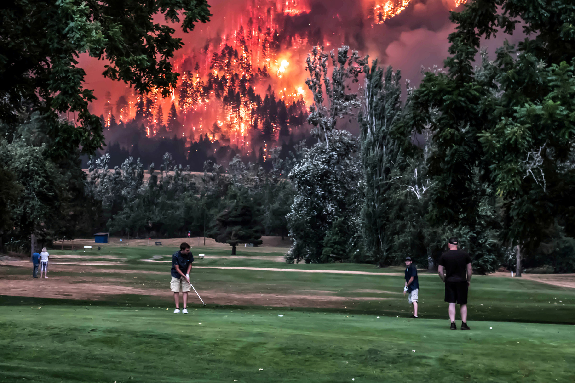 Сентябрь. Лесные пожары недалеко от гольф-поля в парке Бикон Рок. Вашингтон, США
