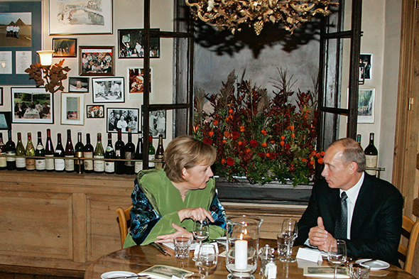 В 2007-м в ходе визита в Германию канцлер Ангела Меркель пригласила Путина на ужин в гессенский ресторан &laquo;Адлер Виртшафт&raquo; в городе Хаттенхайм на правом берегу Рейна. Хозяин заведения специально для российского президента заказал пиво Radeberger. Вино российский президент предпочел белое, из винограда сорта рислинг. В качестве основного блюда Путину и Меркель&nbsp;подали тушеную лопатку и жареное седло фалькенхофских бычков из Таунуса в соусе из красного бургундского вина с зеленой фасолью и картофельным пюре