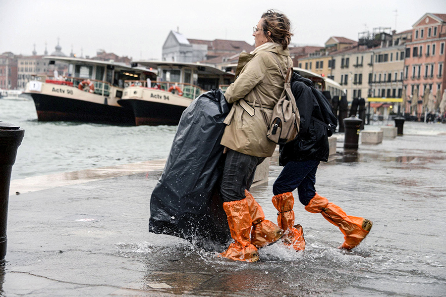 Когда вода поднялась до отметки 1,5 м, было приостановлено движение основного вида общественного транспорта в Венеции &mdash; вапоретто (маршрутный теплоход, аналог речного трамвая)
