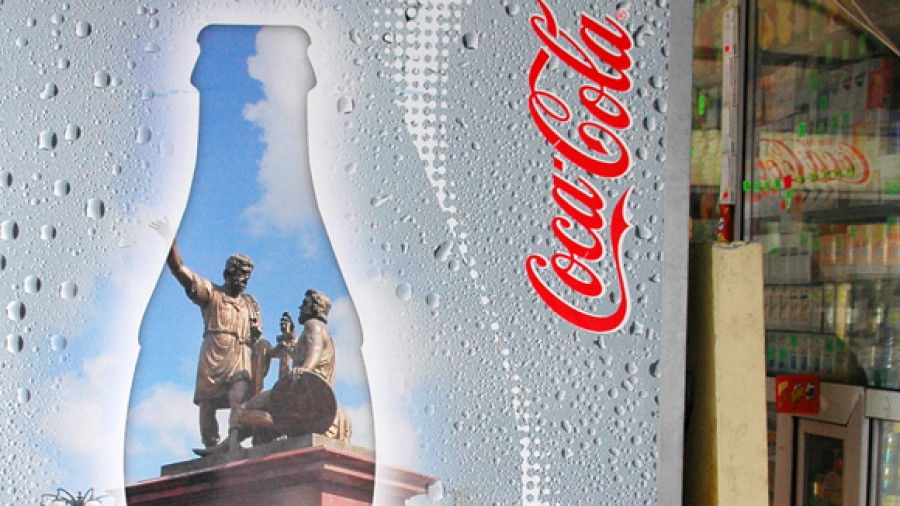 В 2011 году в России несколько человек подали иск к ООО &laquo;Кока-Кола ЭйчБиСи Евразия&raquo; из-за старой рекламной кампании. В 2007 году в Нижнем Новгороде появились холодильники с изображением главных городских достопримечательностей в узнаваемом силуэте бутылки Coca-Cola. Слоганом кампании была фраза &laquo;Ценность традиций&raquo;. Использование в таком ключе изображений памятника Минину и Пожарскому, Рождественской церкви и других достопримечательностей было расценено авторами иска как надругательство над святынями. Суд отказал активистам в компенсации морального вреда
