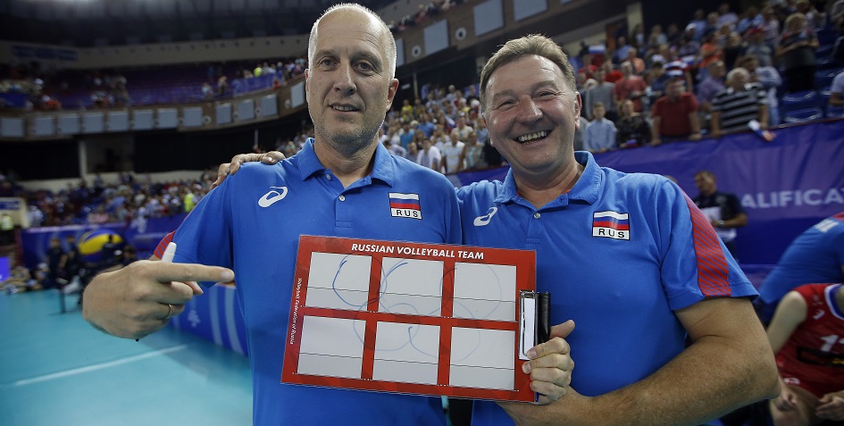 Помощник главного тренера сборной России по волейболу среди женщин Серджио Бузато (справа)
