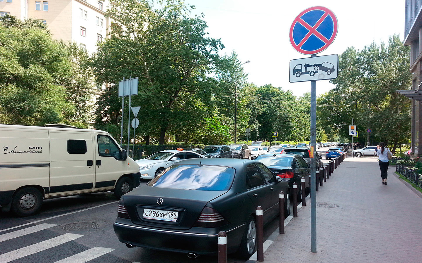 Парковка под знаками 3.27 &laquo;Остановка запрещена&raquo; и 3.28 &laquo;Стоянка запрещена&raquo; наказывается штрафом в размере 1 500 руб. (и 3000 руб. для Москвы и Санкт-Петербурга).